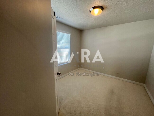 Building Photo - 1754 Oakwood Ln