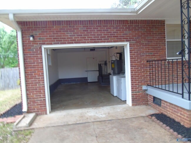 Building Photo - 704 Graycroft Dr SW