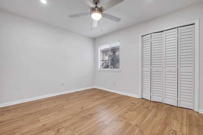 Building Photo - Completely renovated 2/1 on Golf Course!