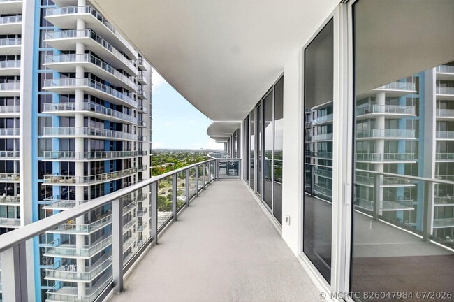 Building Photo - 220 Lake Shore Dr