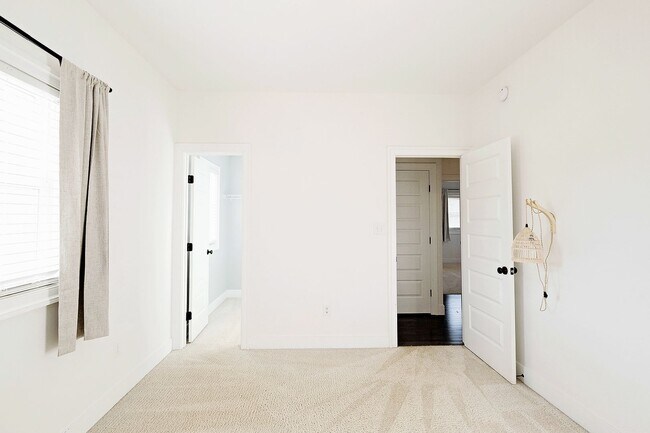 Building Photo - Pet-Friendly Belmont Home With Fenced Yard