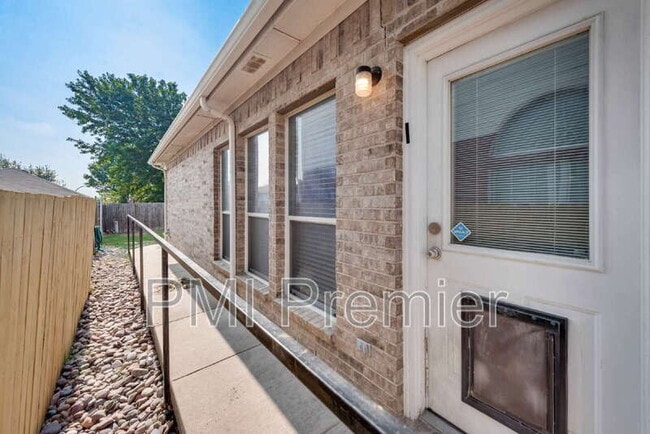 Building Photo - 5832 Center Ridge Dr