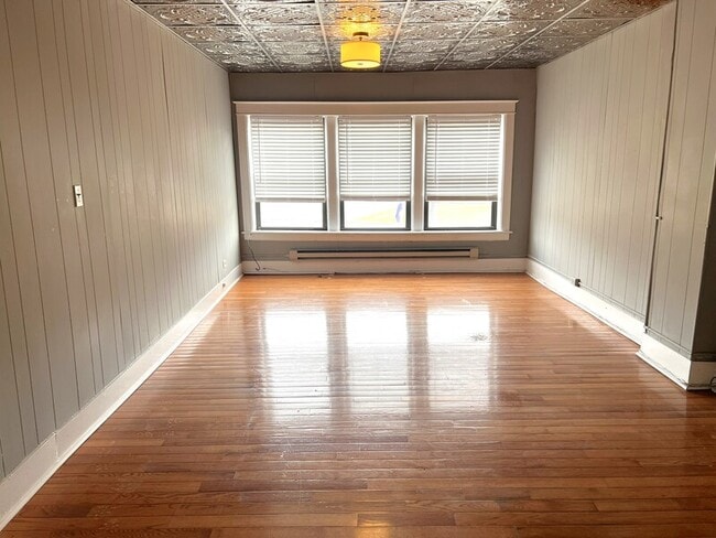 Building Photo - 2 Raymond Ave