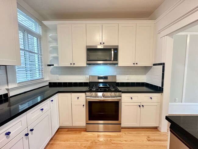 Building Photo - Fully Remodeled, Quiet 2bd/1bth w/Laundry ...