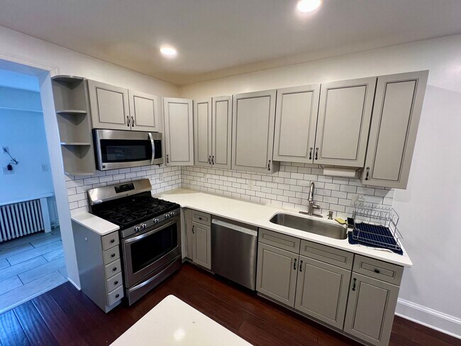 Building Photo - Stunning 4-Bedroom Townhome in the Heart of Fishtown! Available NOW!