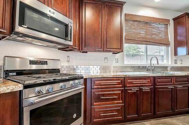 Building Photo - Modern 5 Bedroom in Paseo Del Sol