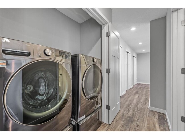 Building Photo - Rare 3 bed 4 bath no upgrade left out! 2 full kitchens, great views, dont miss out!