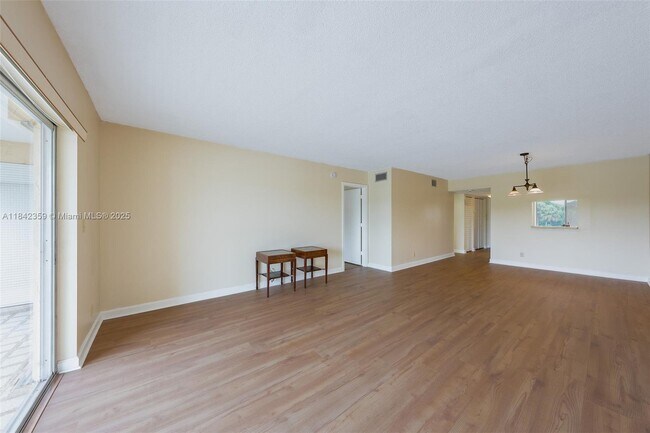 Building Photo - 3581 Inverrary Dr