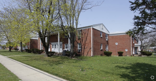 Building Photo - Pinewood Apartments