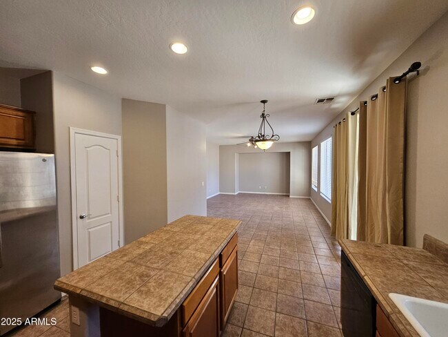 Building Photo - 2065 E Hulet Dr