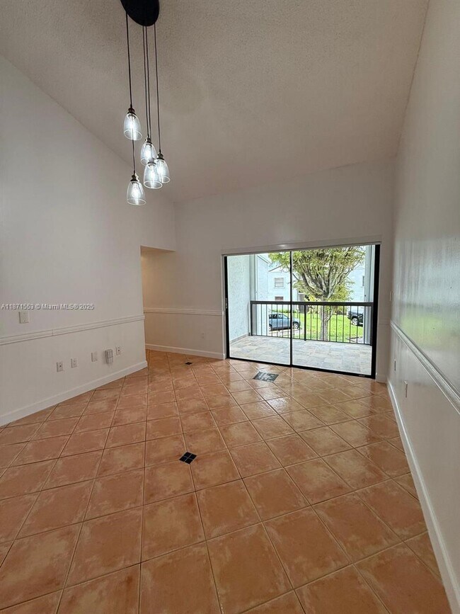 Building Photo - 9419 Fontainebleau Blvd