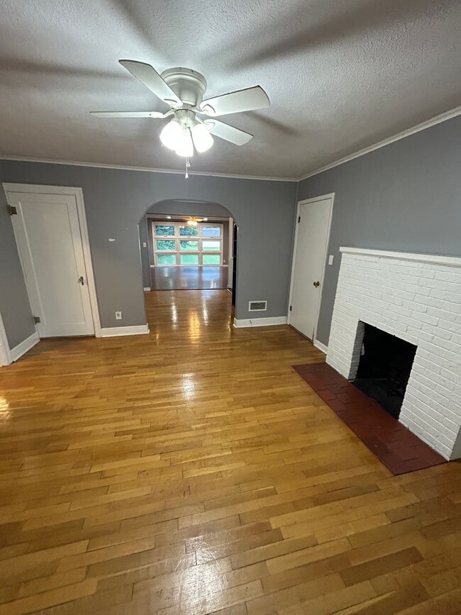 Building Photo - 3 Story Home Available Now Near Campus!