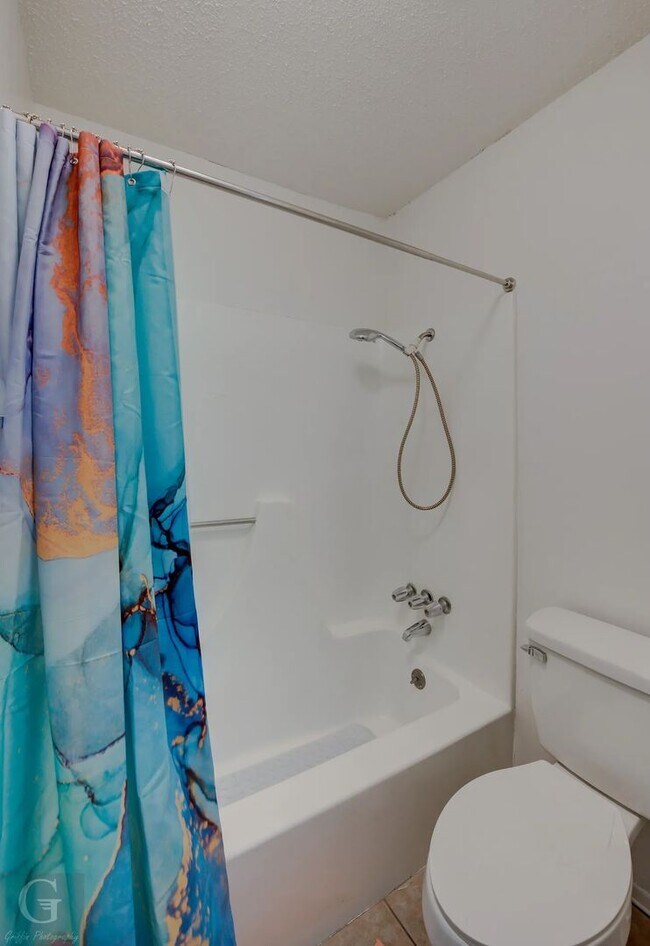 Building Photo - Fully Furnished All Bills Included - 2 bed...