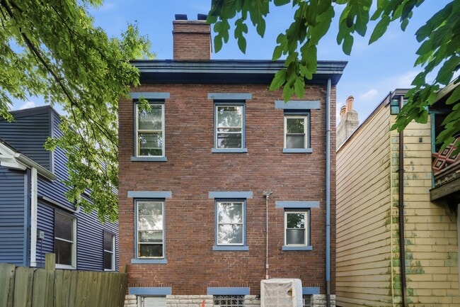 Building Photo - 2215 Victor St