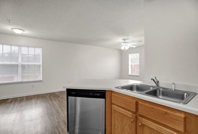 Building Photo - LEASING NOW!! Renovated 1 Bed, 1 Bath Town...