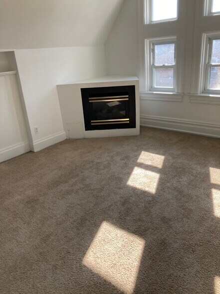 Building Photo - 370 S Negley Ave