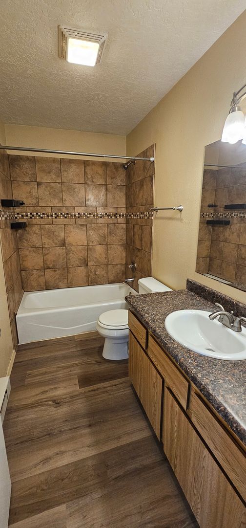 Building Photo - 2 Bed 1 Bath Home Available in Heart of Be...