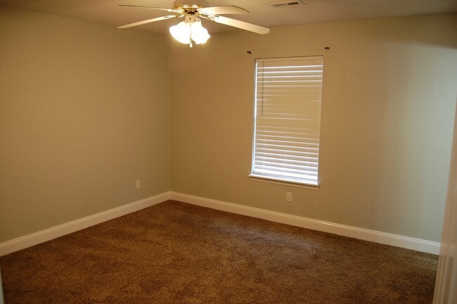 Building Photo - Super Cute Home In Excellent Location!