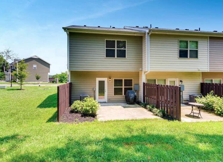 Building Photo - 2027 Pinecrest Dr