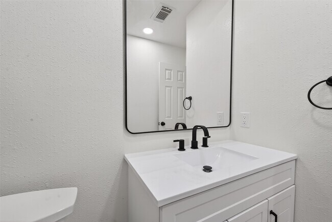 Building Photo - 10703 White Bridge Ln