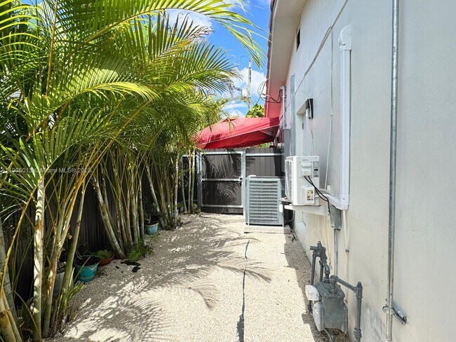 Building Photo - 9815 SW 21st St