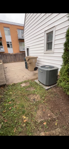 Building Photo - 2502 Kendall Ave