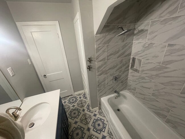 Building Photo - 2 bed, 1 bath all updated and includes full size appliances! Walk to Uptown 23rd area!