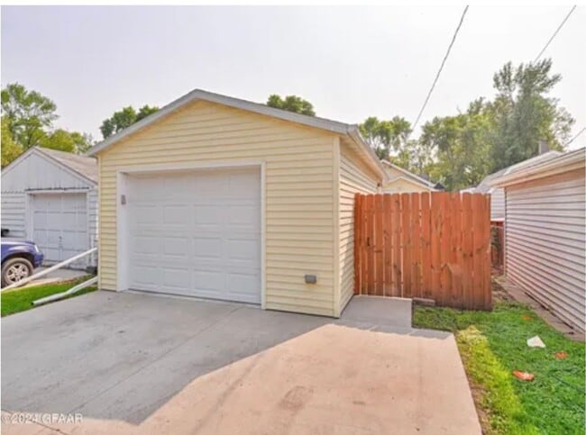 Building Photo - Adorable Single Family Home - 3 bedroom/1 ...