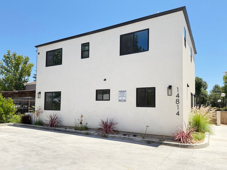 Front of building - 14818 Astoria St