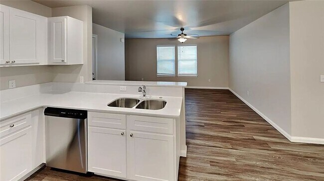 Building Photo - Beautiful 3-Bedroom Home in Yukon – Available Now!