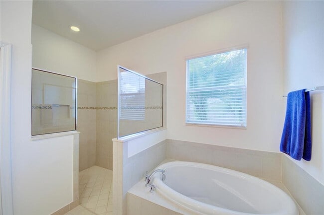 Building Photo - 495 NE Abaca Way