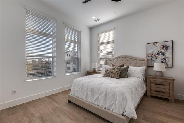 Building Photo - 723 W 10th St