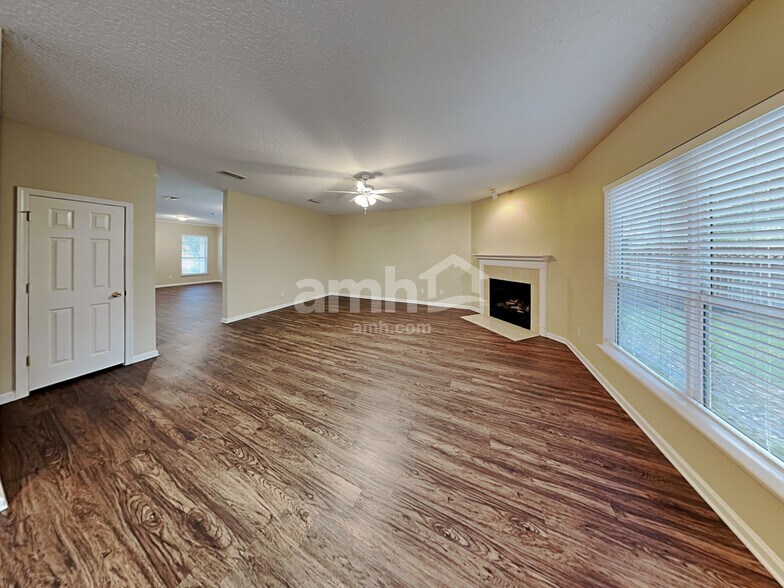 Building Photo - 456 Evergreen Way