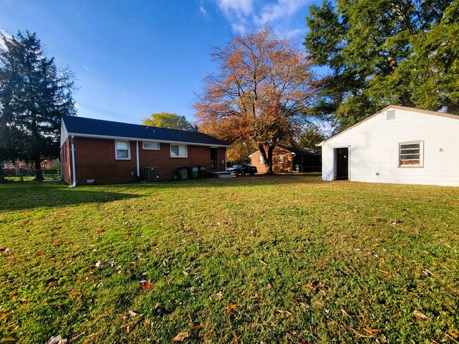 Building Photo - Renovated brick rancher in Southside.