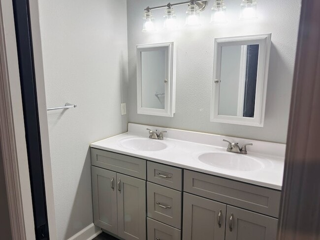 Building Photo - 105 Pinecrest Blvd