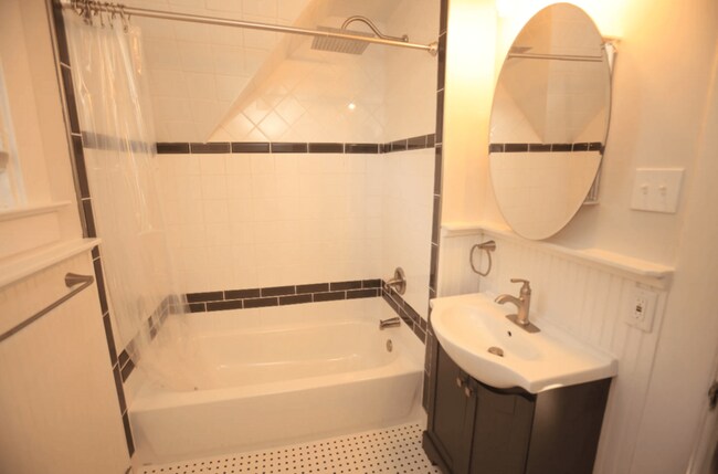 Building Photo - 905 Sybil-905SYB