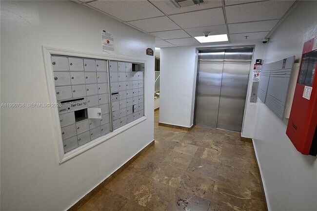 Building Photo - 102 SW 6th Ave