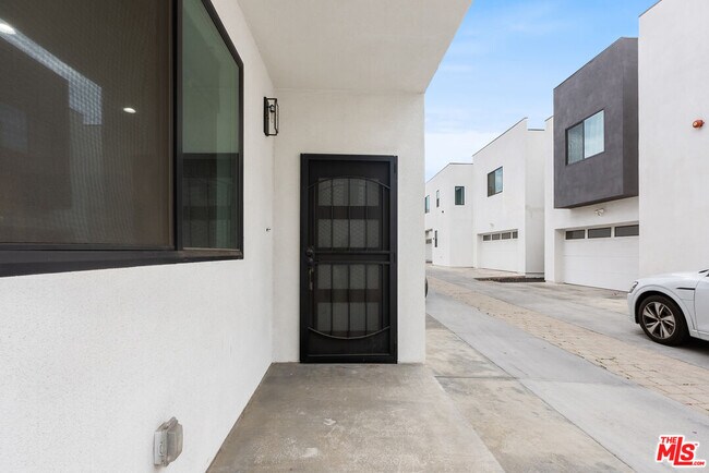 Building Photo - 9109 N Nilo Ln