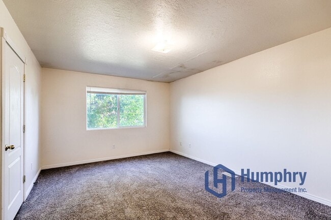 Building Photo - Nampa Fourplex, 2Bd/2Bth/CP, 930Sqft, near Karcher mall off Caldwell Blvd in Nampa