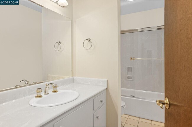Building Photo - 2075 Ascot Dr