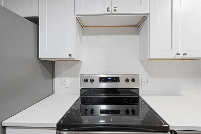 Building Photo - Modern, Cozy 2BR Home with Basement & Park...