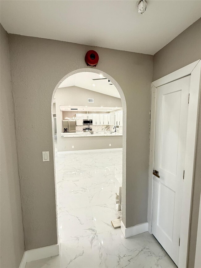 Building Photo - 603 N Sunset Ave