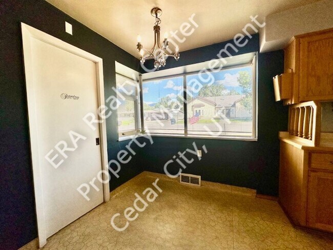 Building Photo - Move in Discount! Charming Ranch Style Single Family Home