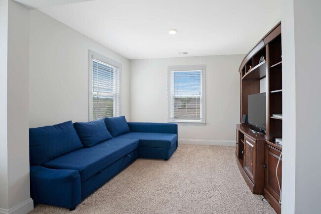Building Photo - Beautiful Upscale Executive Home with Pool 4B/3Bth with 3,100 sqft
