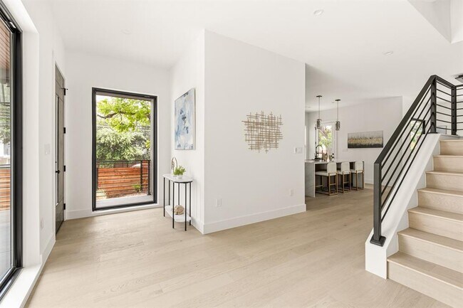 Building Photo - 2300 Bluebonnet Ln