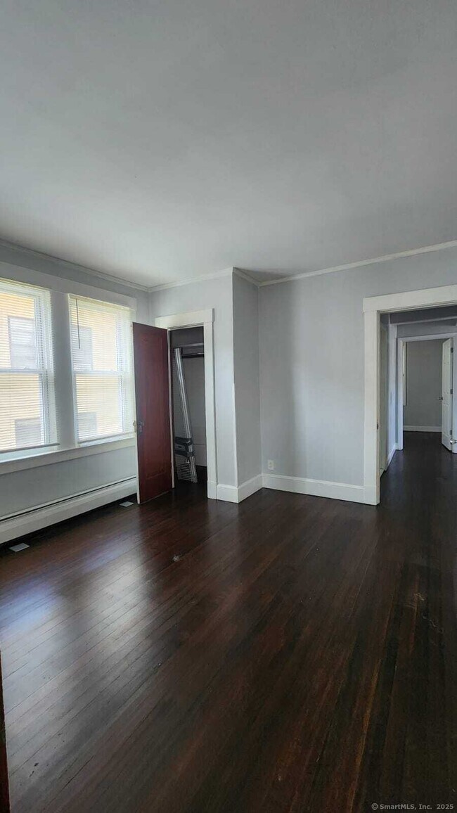 Building Photo - 305 Wakelee Ave