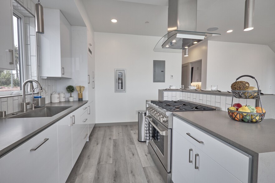 Building Photo - 2929 S La Brea Ave