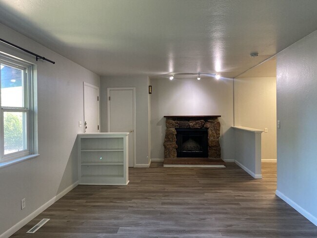 Building Photo - 3 Bed 1 Bath w/ 1 car garage West-Side Fort Collins Ranch