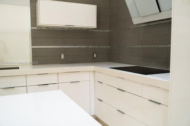 Building Photo - 6739 Skyline Dr