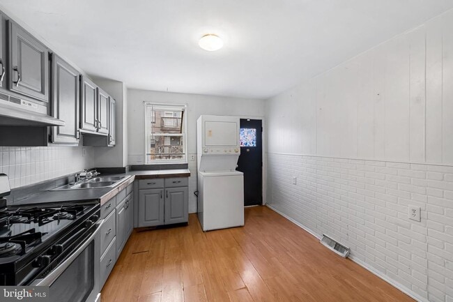 Building Photo - 113 S Curley St